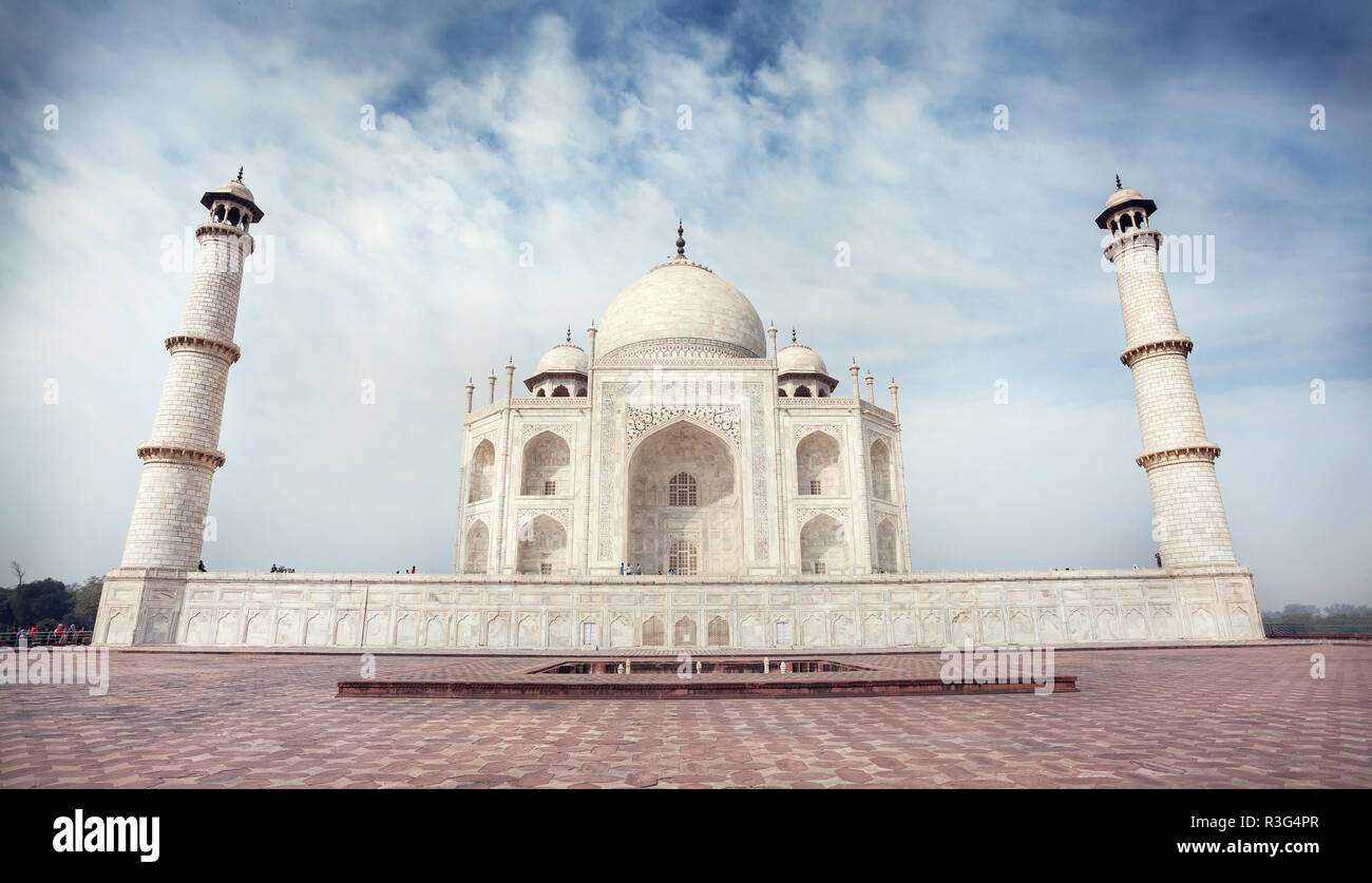 Taj Mahal Grab, aus weißem Marmor im Blue Sky in Agra, Uttar Pradesh, Indien Stockfoto