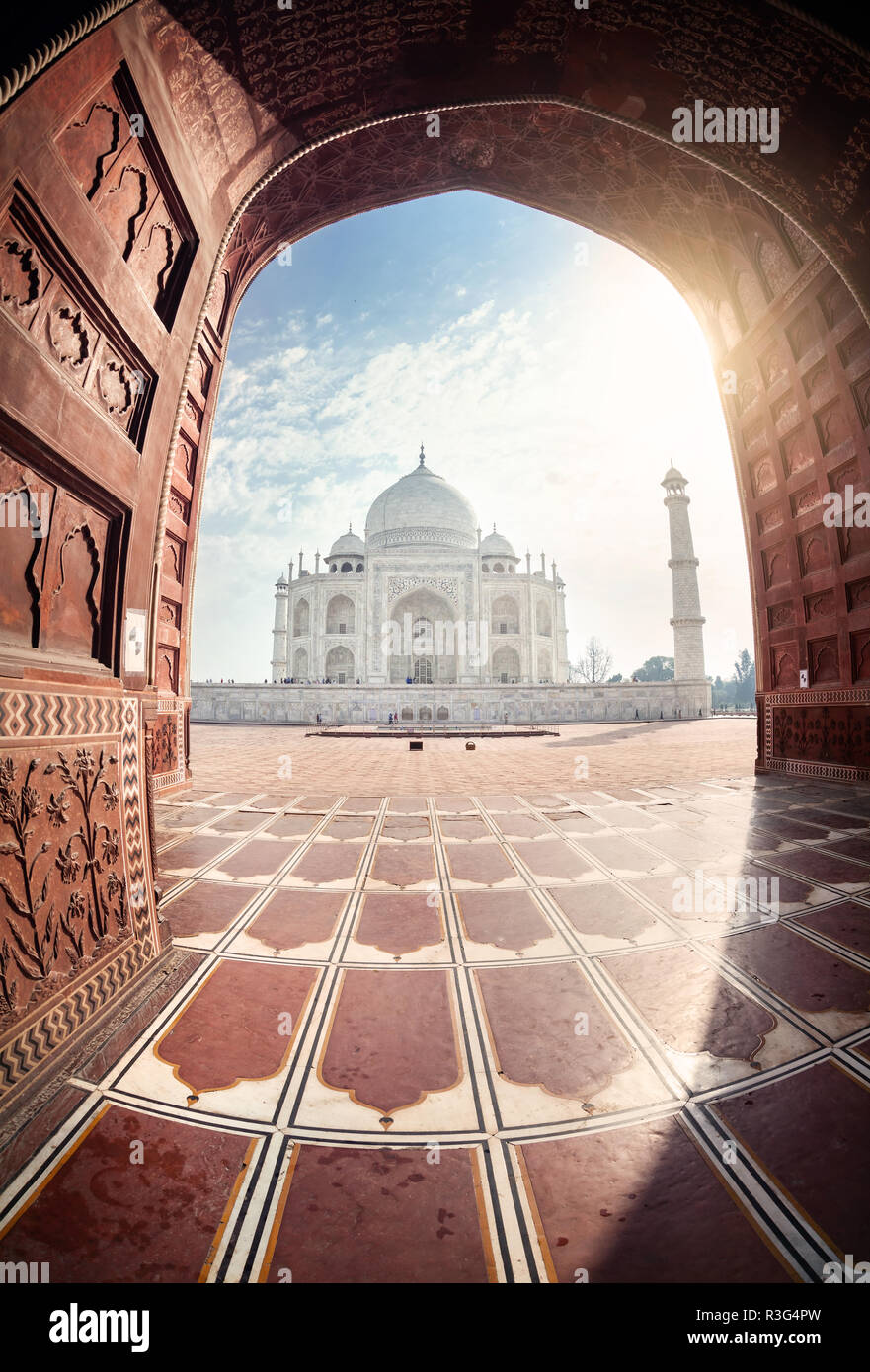 Taj Mahal sehen von der Moschee durch den Torbogen in Agra, Uttar Pradesh, Indien Stockfoto