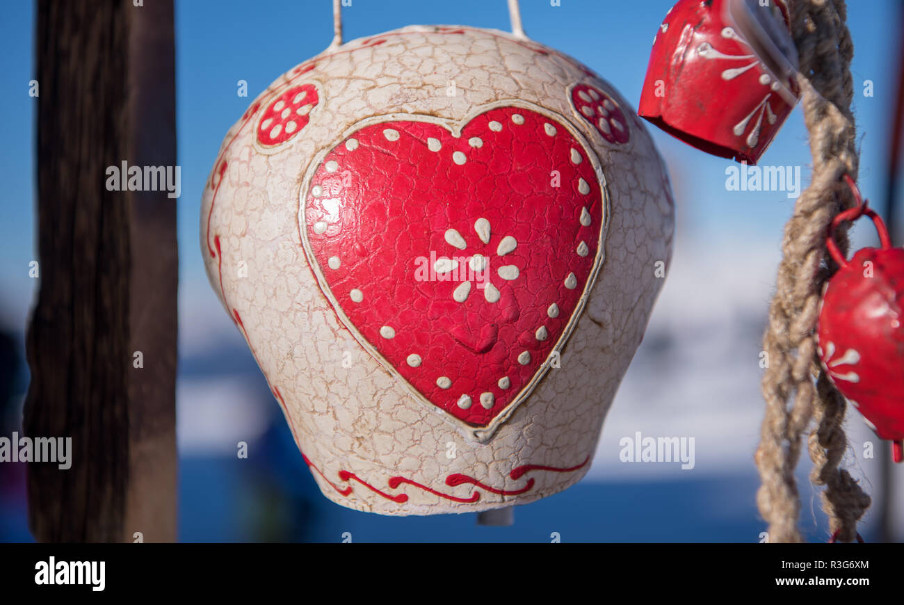 Die traditionellen Kuhglocken als Dekoration oder Geschenk in Tirol  Österreich im Winter Stockfotografie - Alamy