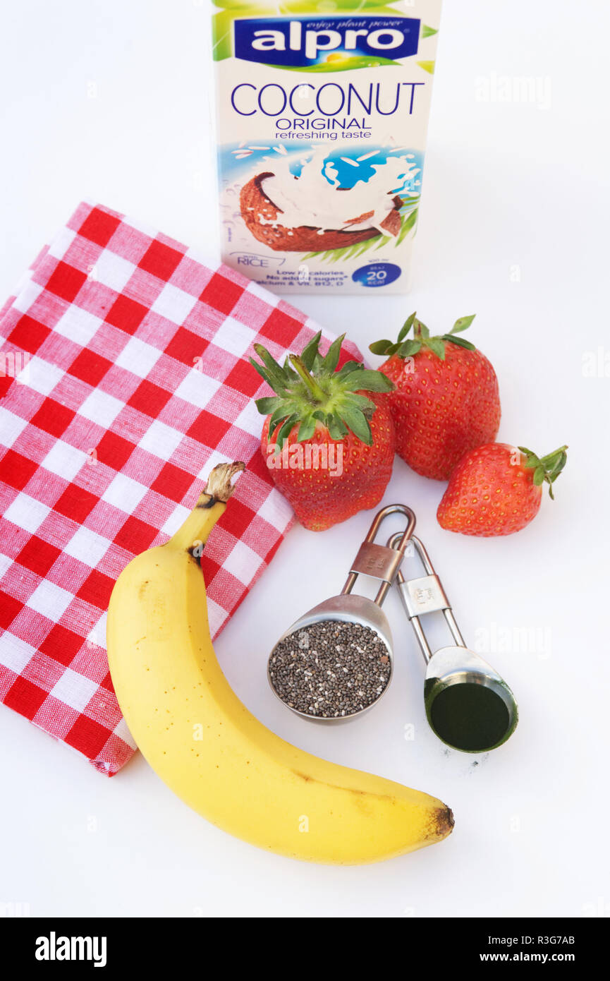 Zutaten für eine Erdbeere und Banane Smoothie. Stockfoto