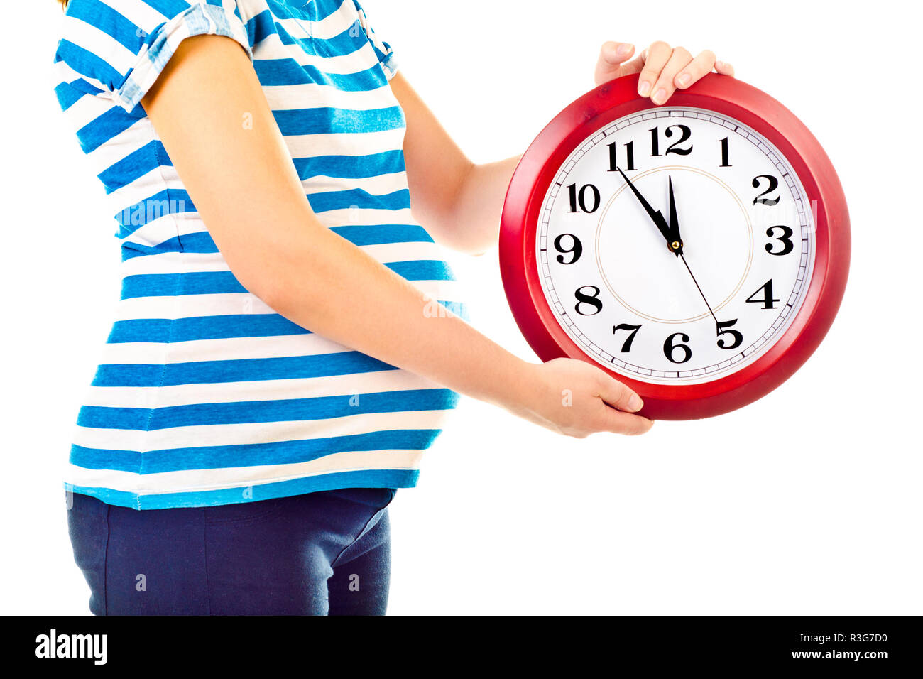 Schwangere Frau mit Uhr auf weißem Hintergrund Stockfoto