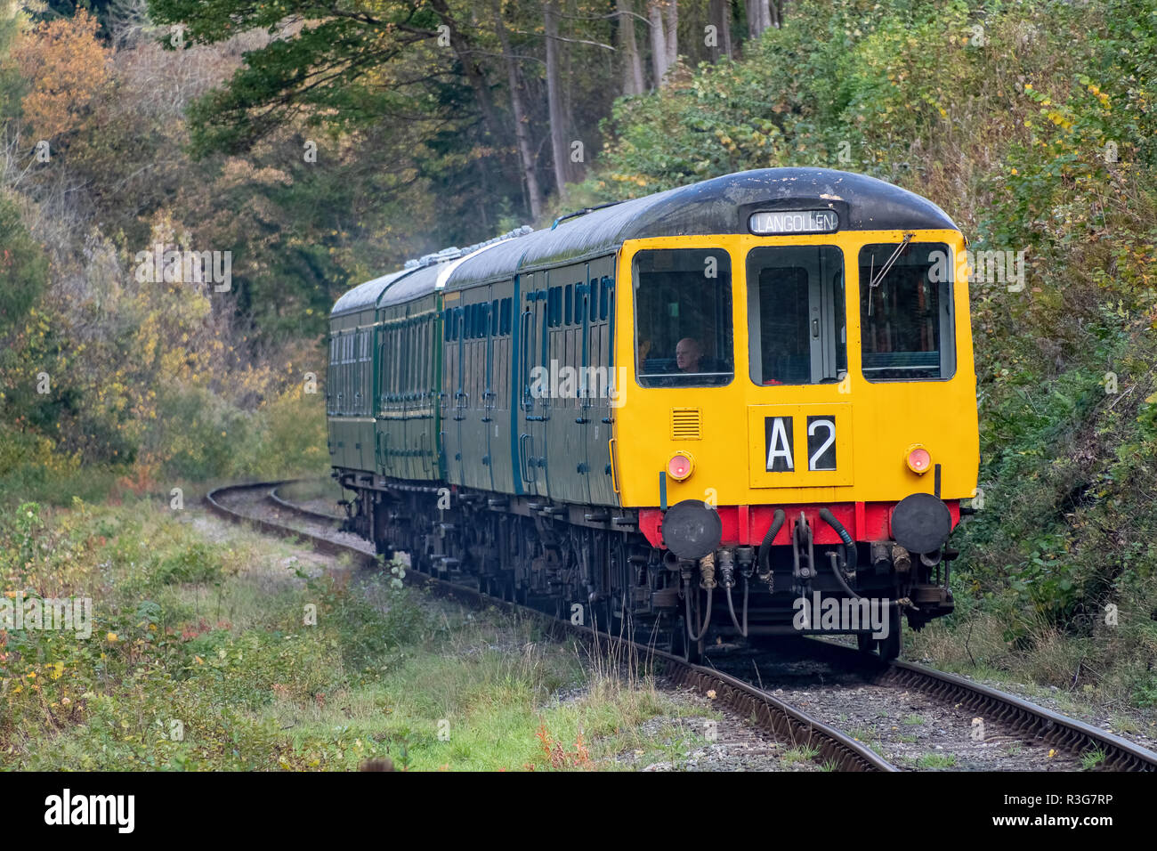 LLANGOLLEN, Großbritannien - 27. OKTOBER 2018: Diesel Erbe Zug am Llangollen Railway Stockfoto