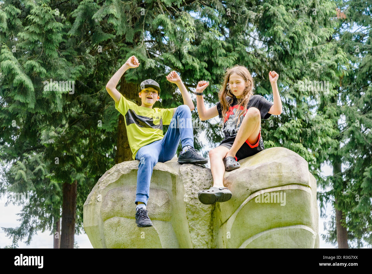 Jungen spielen auf Skulptur, Blue Mountain Park, Coquitlam, British Columbia, Kanada Stockfoto