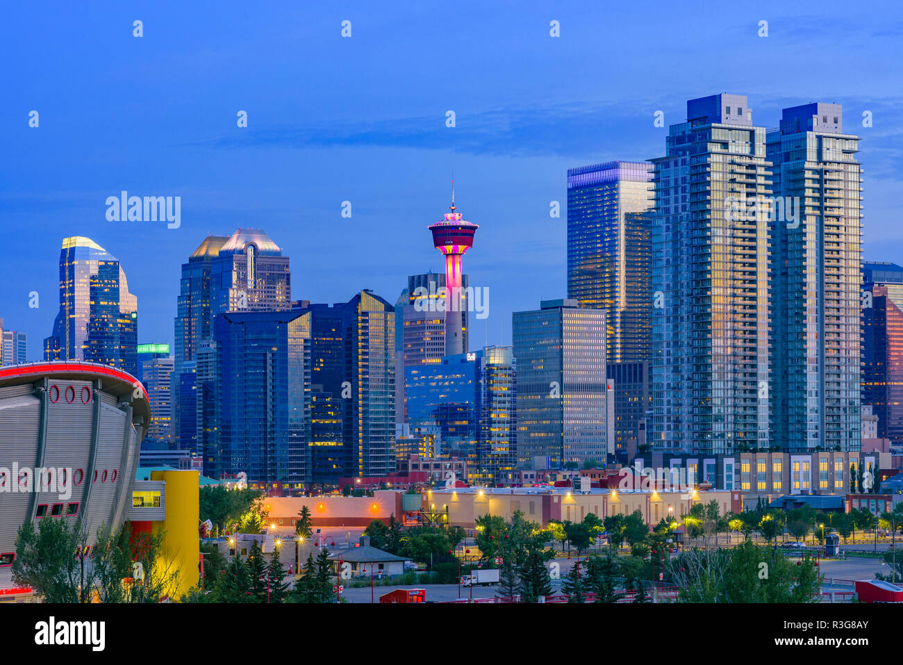 Skyline mit Calgary Tower, Calgary, Alberta, Kanada. Stockfoto