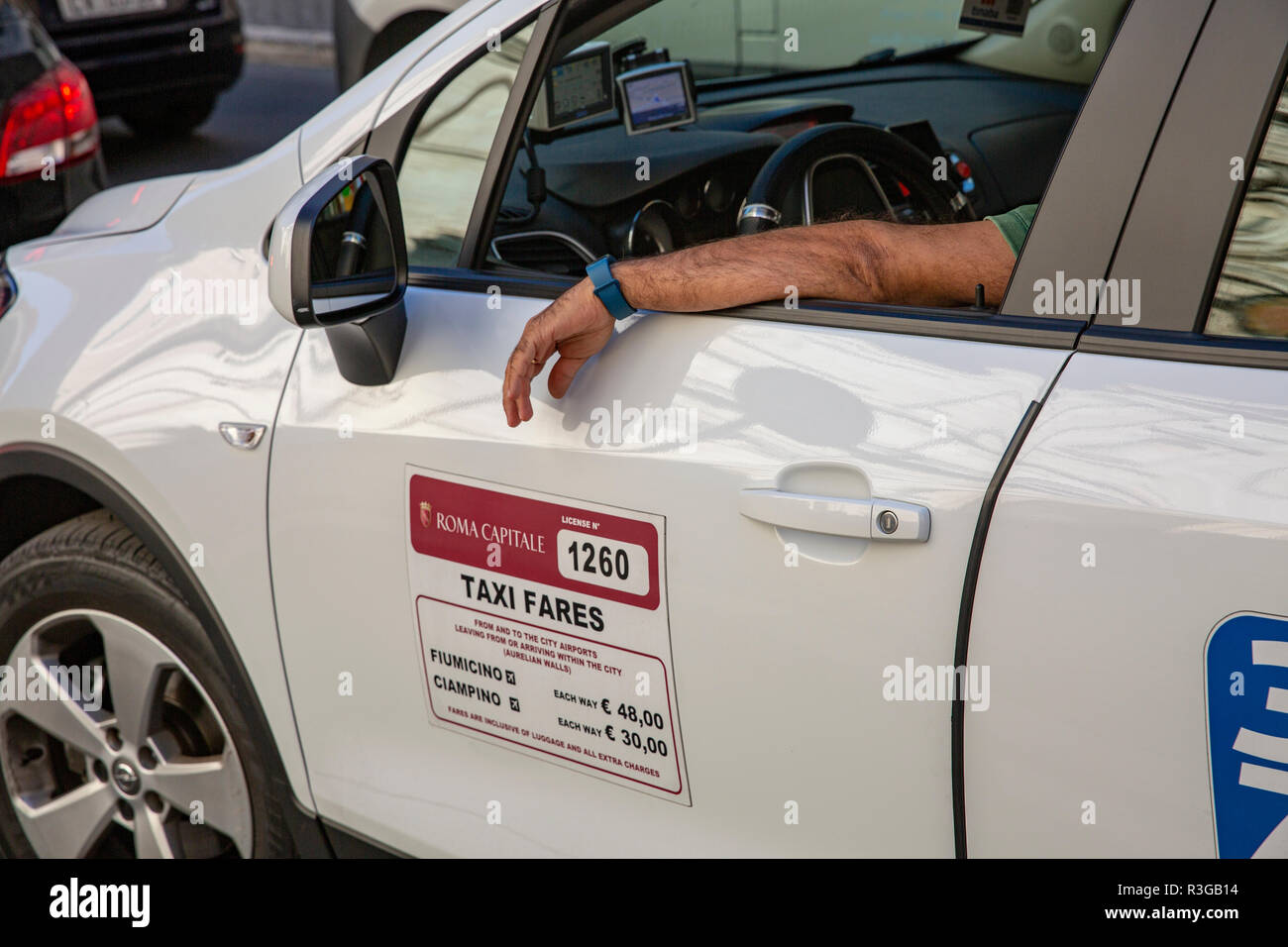 Nahaufnahme des italienischen Taxifahrer in seinem Taxi in das Stadtzentrum von Rom, Italien Stockfoto
