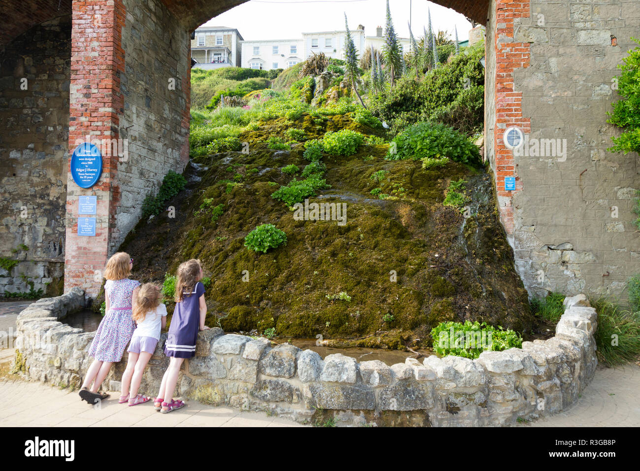 Drei Schwestern / junge Mädchen/Kinder/Kinder genießen & die Cascade Gardens schätzen in Ventnor auf der Insel Wight, entworfen von Edgar Harvey. Großbritannien Stockfoto