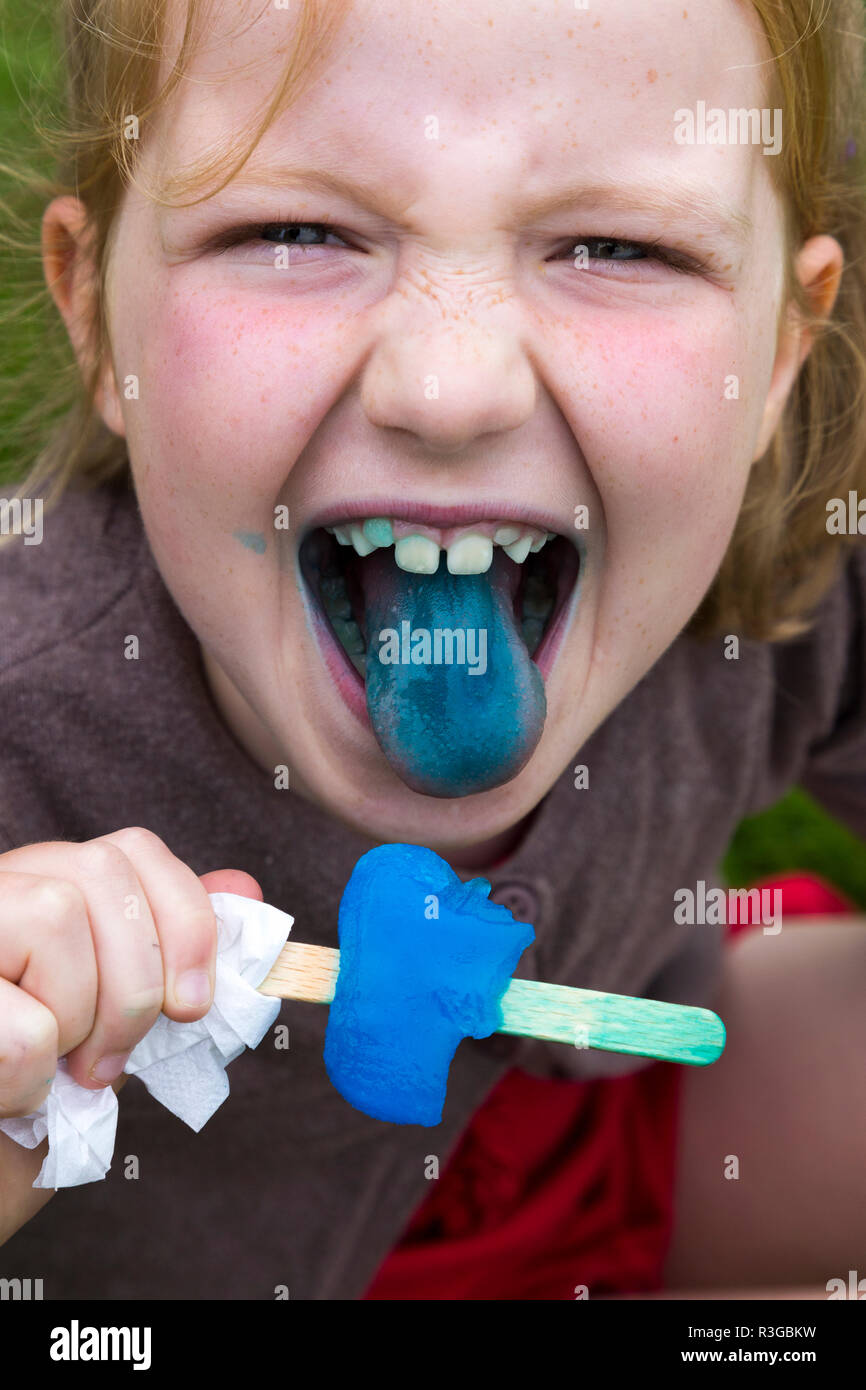 Mädchen mit lolly pop -Fotos und -Bildmaterial in hoher Auflösung – Alamy