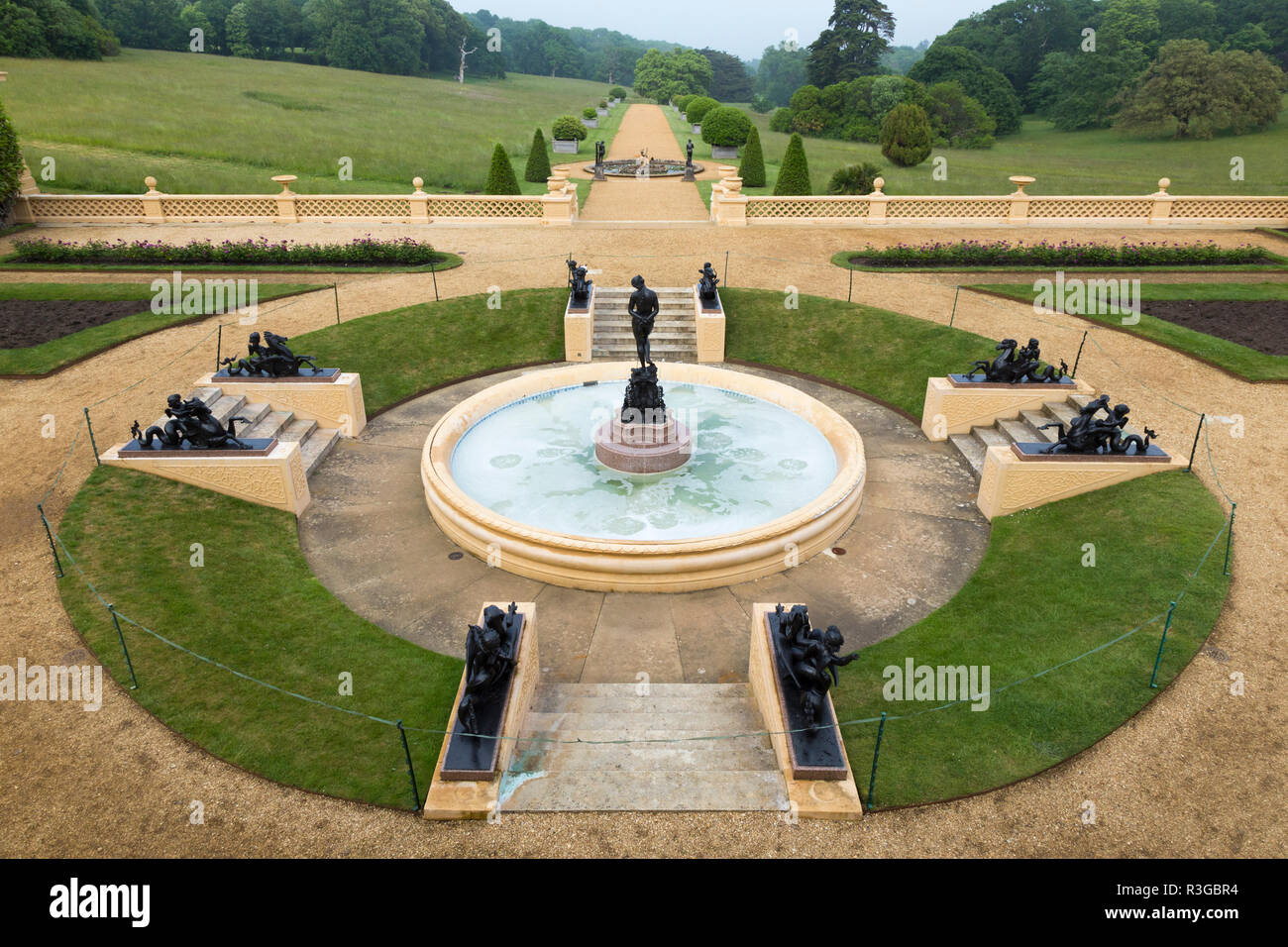 Hinblick auf die formelle untere Terrasse Gärten von Osbourne House mit der Andromeda Brunnen von John Bell. Osborne House, Isle of Wight. UK. (98) Stockfoto