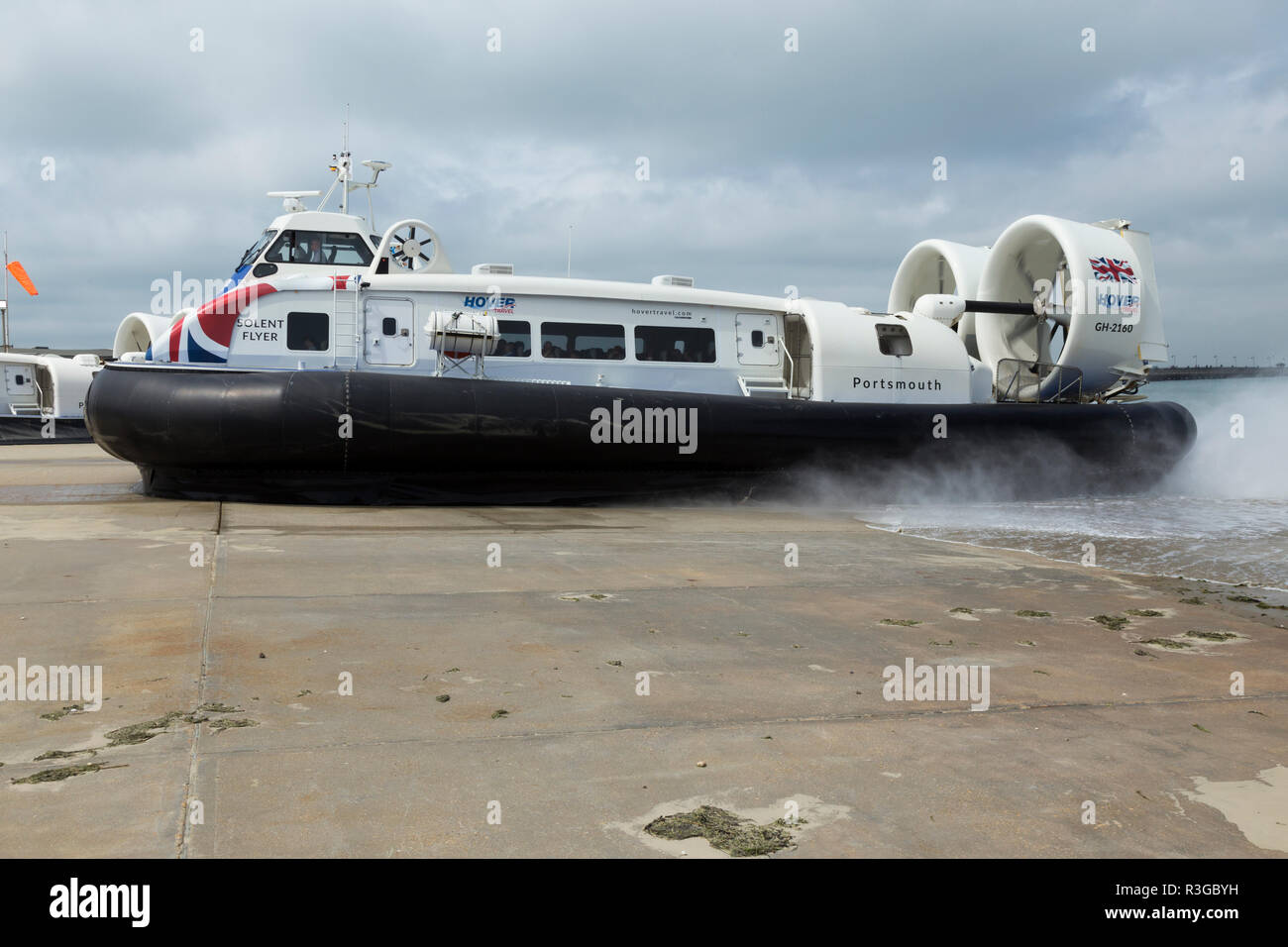 Hovercraft/Hover Craft" den Solent Flyer "Ryde gesehen auf der Isle of Wight/IofW/IoW. Service arbeitet zwischen Portsmouth and Southsea in Portsmouth im Vereinigten Königreich (98) Stockfoto