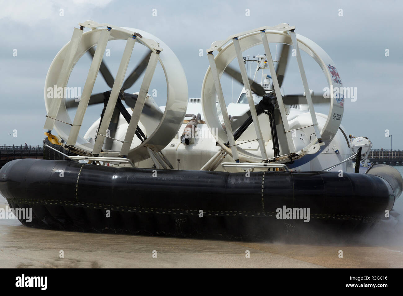 Hovercraft/Hover Craft" den Solent Flyer "Ryde gesehen auf der Isle of Wight/IofW/IoW. Service arbeitet zwischen Portsmouth and Southsea in Portsmouth im Vereinigten Königreich (98) Stockfoto