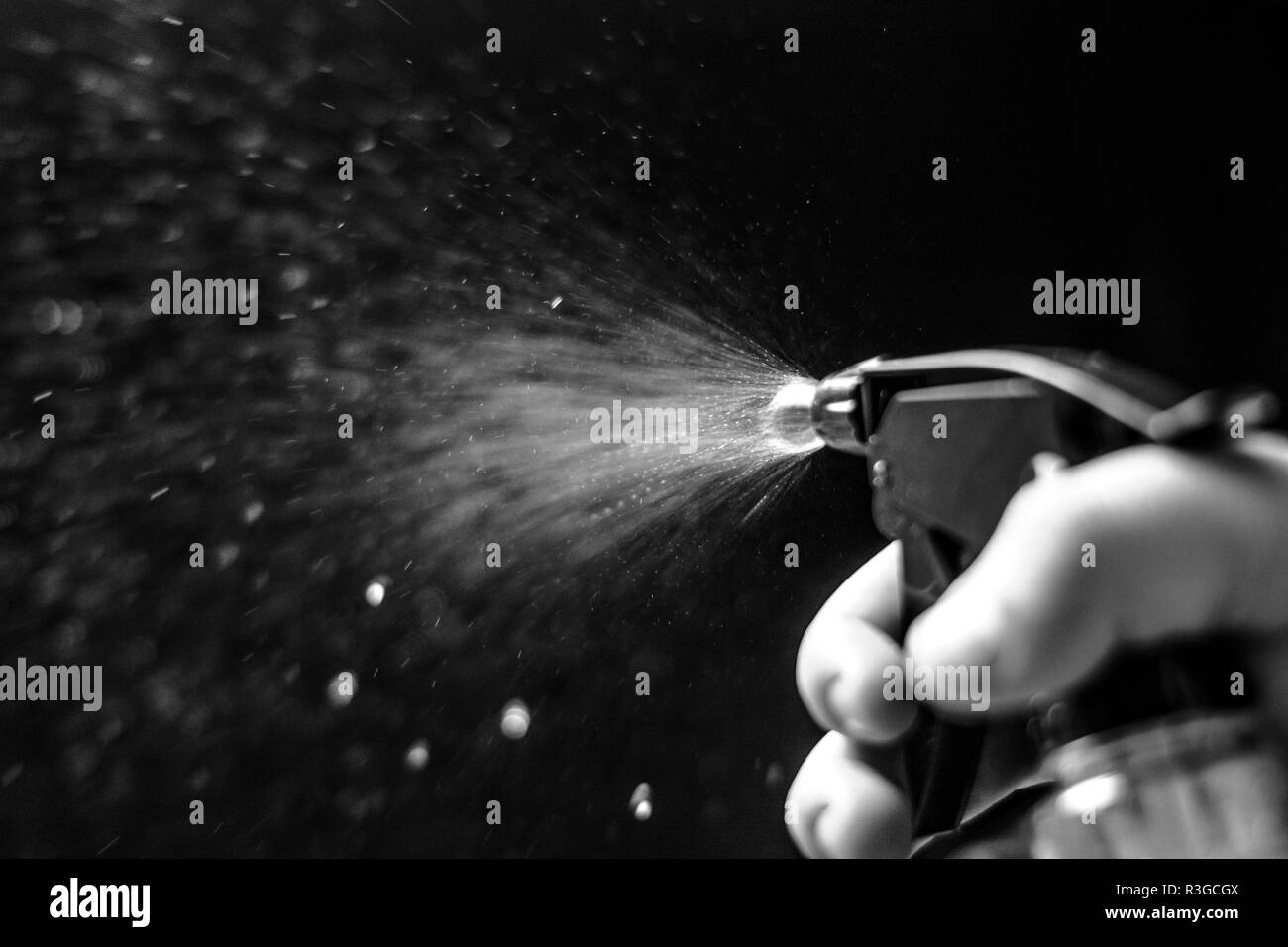 Wasserstrahl Spritzen auf schwarzem Hintergrund Stockfoto