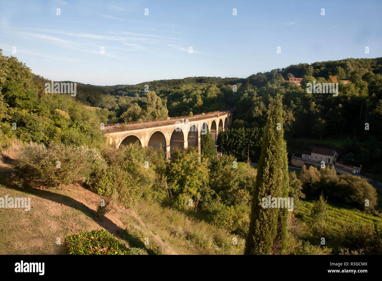 Eisenbahnviadukt mit schönen Rundbögen, über eine grüne Französische Tal im Sommer Stockfoto