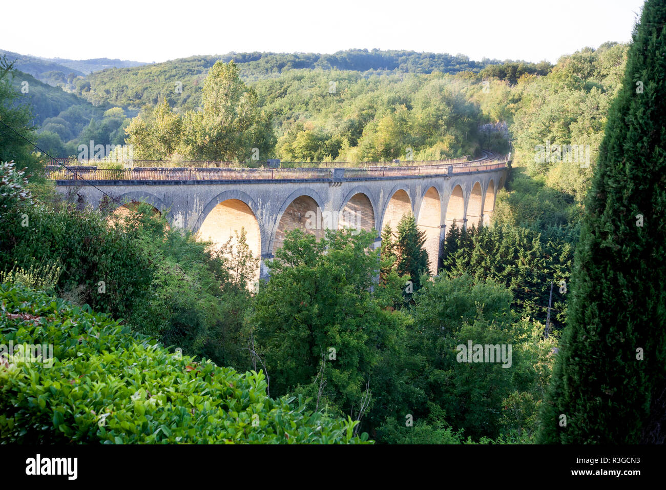 Eisenbahnviadukt mit schönen Rundbögen, über eine grüne Französische Tal im Sommer Stockfoto