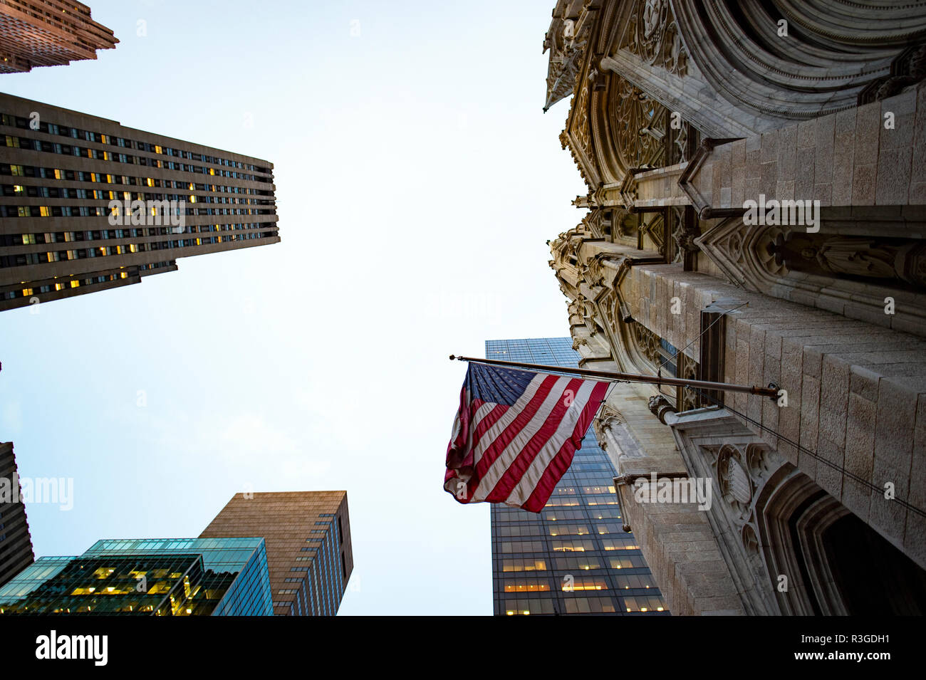 NEY YORK-USA - 03. NOVEMBER 2017. Eine amerikanische Flagge weht auf eine Kirche in Manhattan. Manhattan oft lokal wie die Stadt genannt, ist die am meisten de Stockfoto