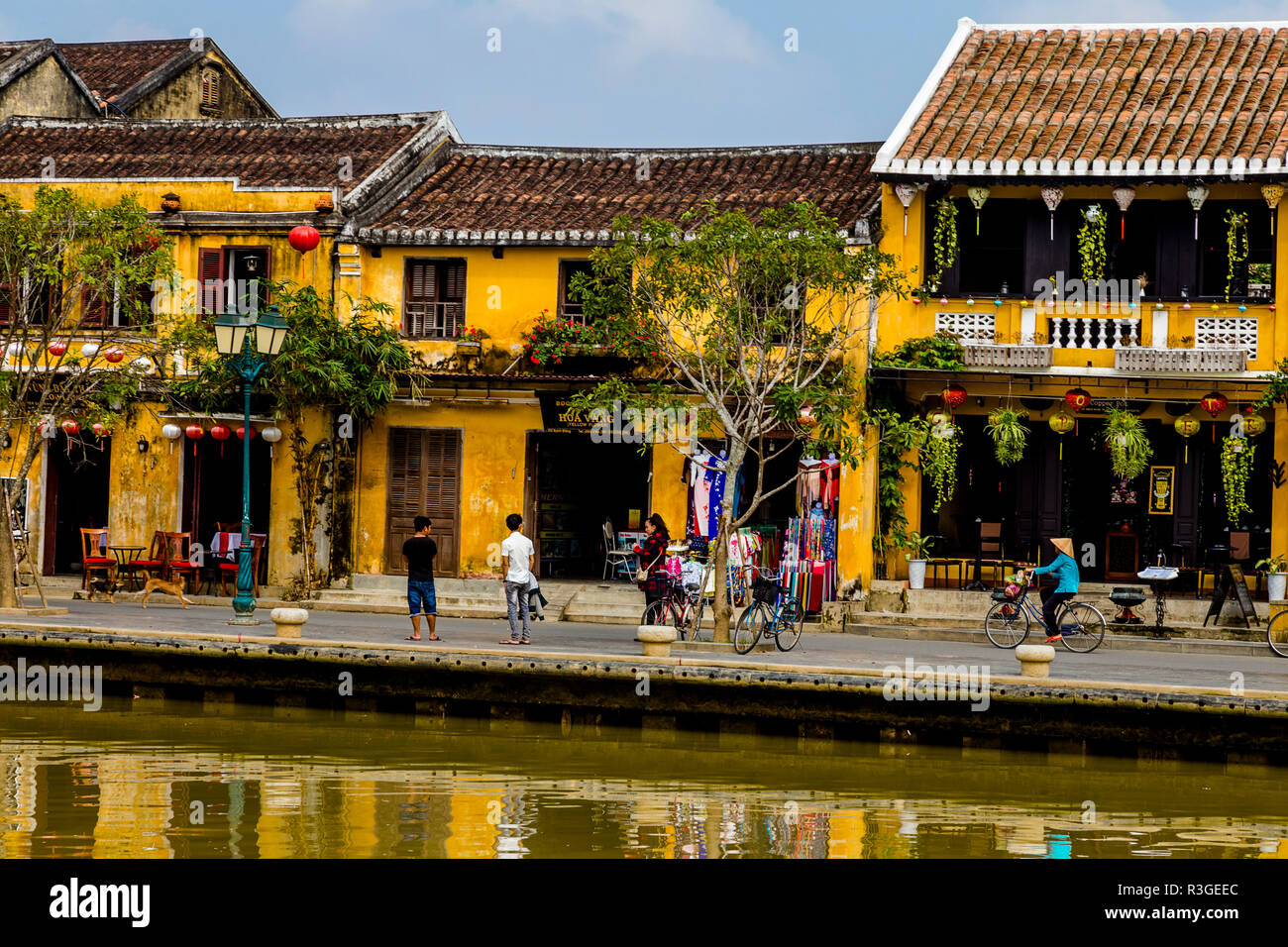 Fluss im vorderen Bereich mit Geschäften und Touristen in der Altstadt von Hoi An. Stockfoto