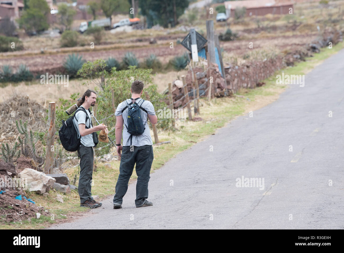 Ein paar Vogelbeobachter entlang der Straße am Huarcapay See, Peru Stockfoto