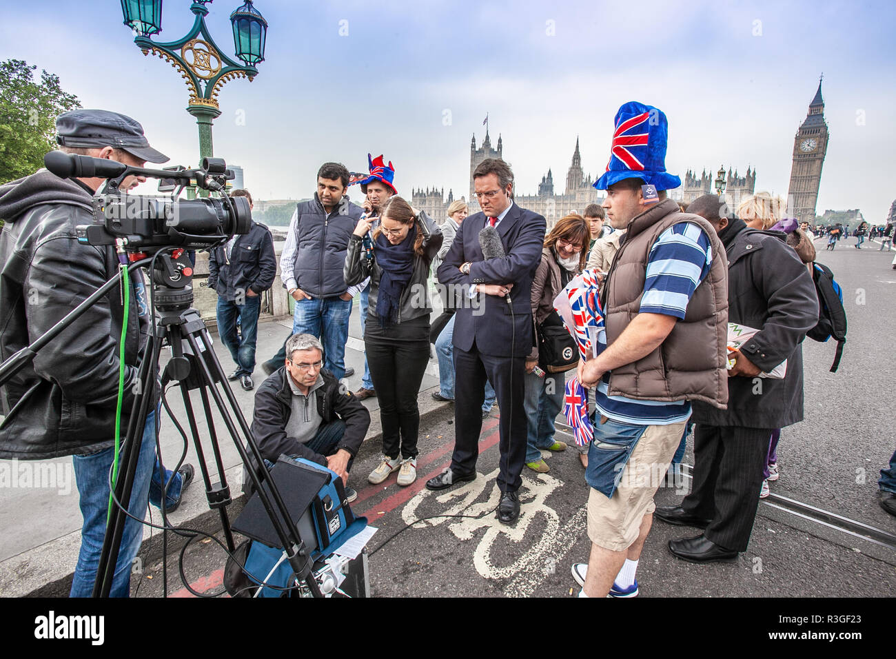 Königliche Hochzeit von William und Kate, Medien und Touristen beobachten die Zeremonie auf die Westminster Bridge über ein TV Stockfoto