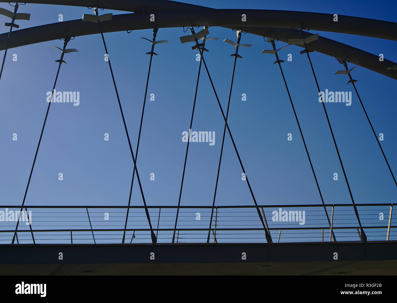Nahaufnahme von Metall Brücke mit blauem Himmel im Hintergrund Stockfoto