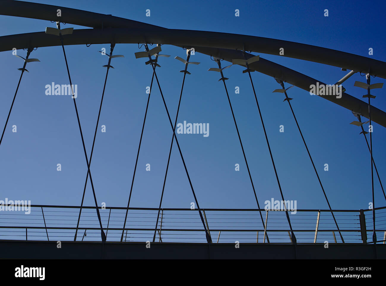 Nahaufnahme der Teil einer Brücke mit Vogel Flügel Ornamente und blauen Himmel als Hintergrund Stockfoto
