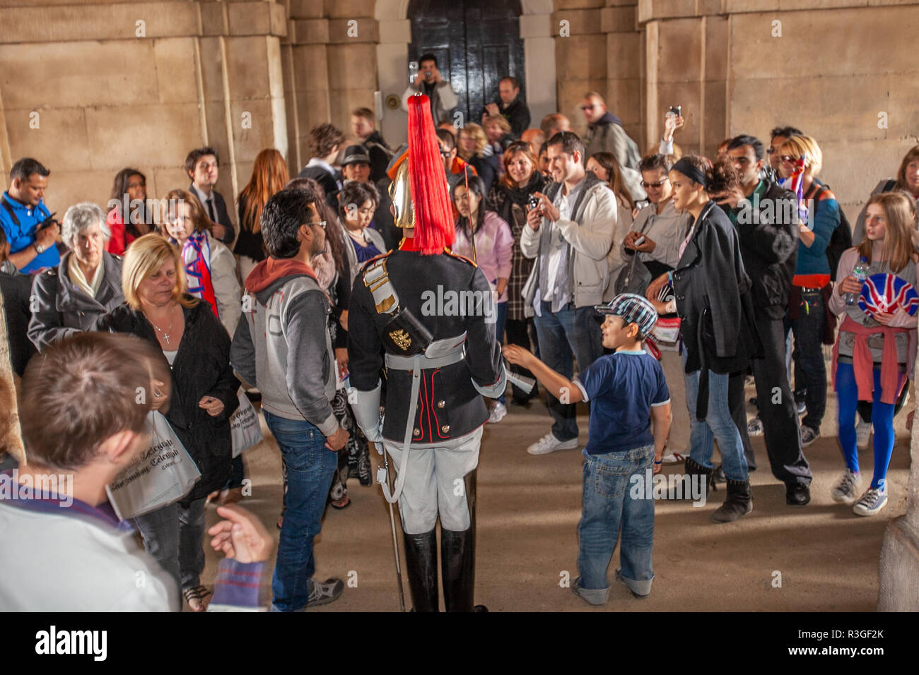 07831605033 www.markbourdillon.com königliche Hochzeit, Touristen posieren für Fotos mit einem Rettungsschwimmer aus der Household Cavalry Stockfoto