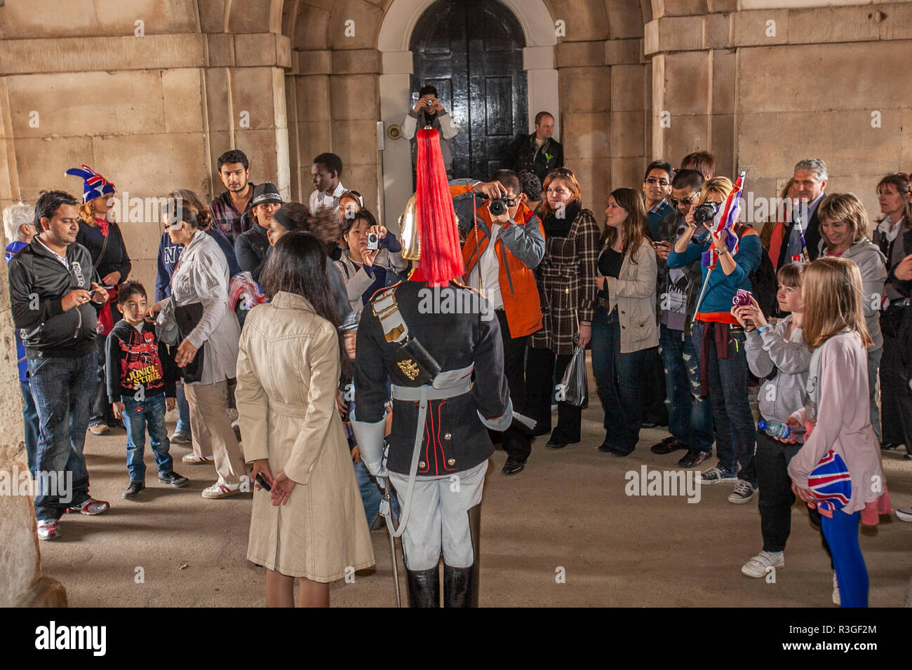 07831605033 www.markbourdillon.com königliche Hochzeit, Touristen posieren für Fotos mit einem Rettungsschwimmer aus der Household Cavalry Stockfoto