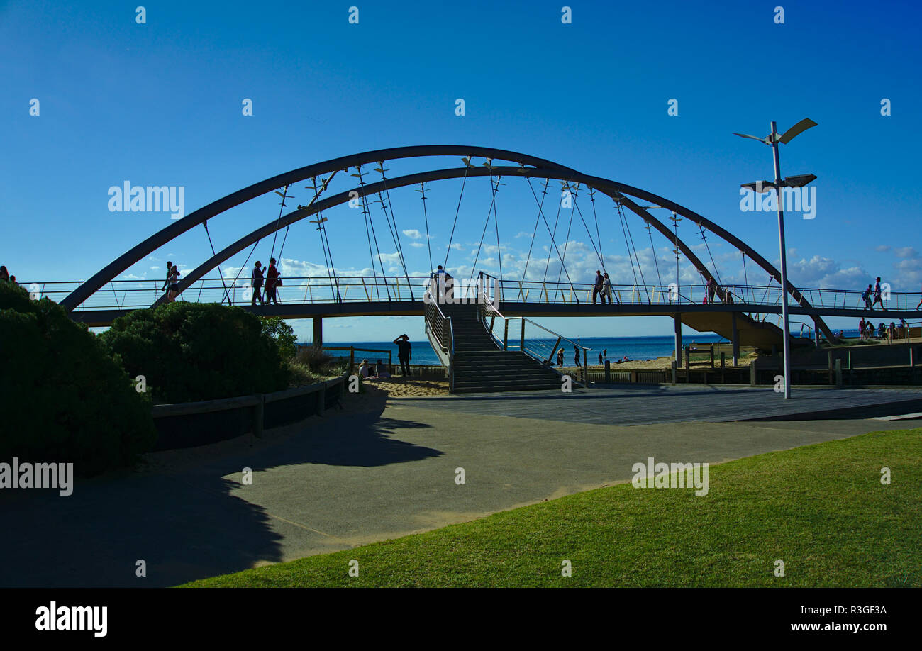 Frankston, VIC/Australien - 13.Oktober 2018: die Brücke am Strand an einem sonnigen Tag mit klarem blauen Himmel Hintergrund Stockfoto