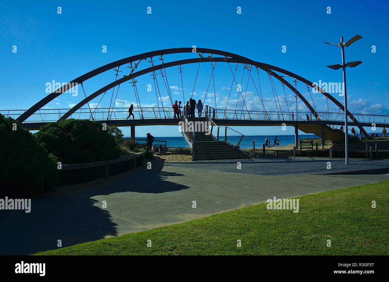Frankston, VIC/Australien - 13.Oktober 2018: Metall Brücke im Park in der Nähe der Brücke Stockfoto