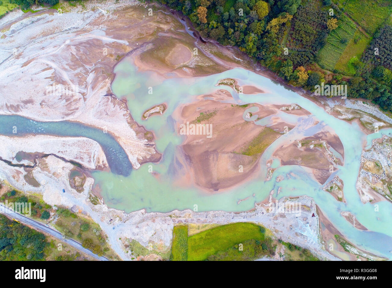 Blick von oben auf den Fluss Adjaristskali in Georgien. Luftaufnahmen. Stockfoto