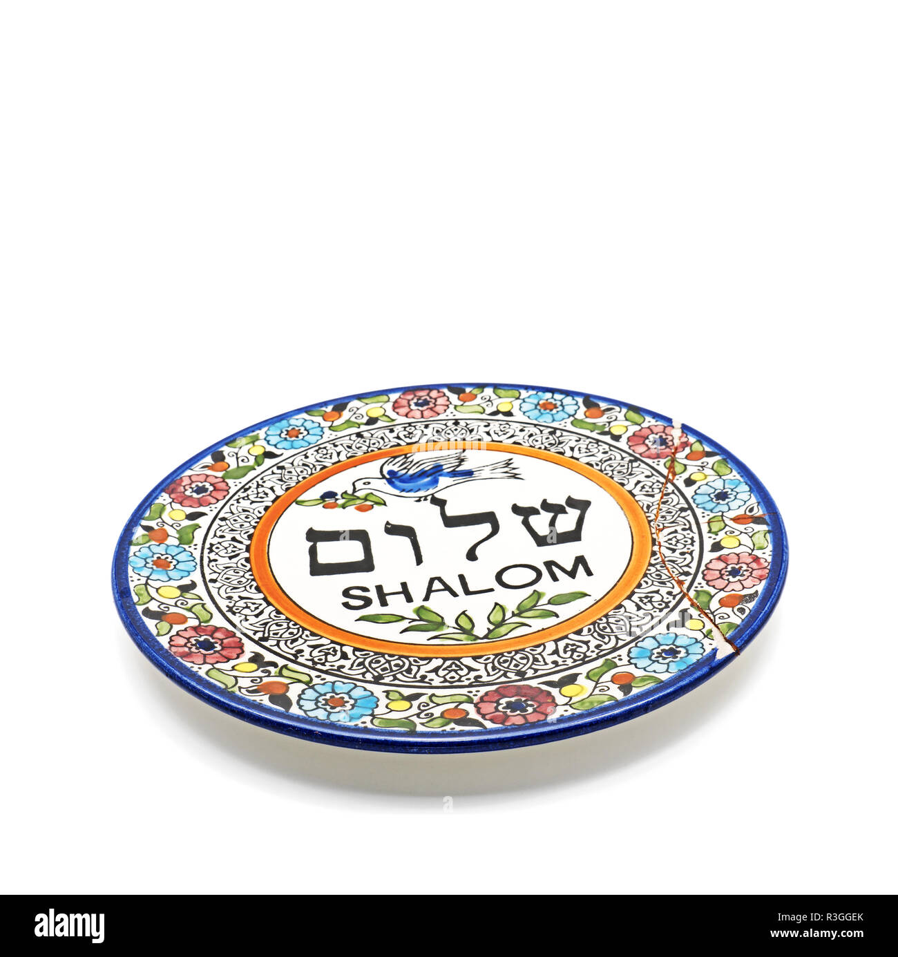 Antike gebrochen Keramikplatte mit Grafiken und Hebräische Sprache Übersetzung zu Wort Shalom Bedeutung zu Frieden isoliert auf weißem Hintergrund, Bild Conce Stockfoto
