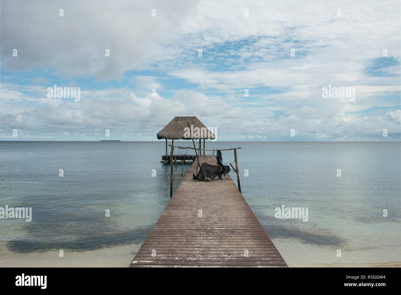 Dock mit Cabana (Mangrove Pavillon). Minimalistischer Wasserlandschaft der Isla Grande, Rosario Inseln. Cartagena de Indias, Kolumbien. Okt 2018 Stockfoto