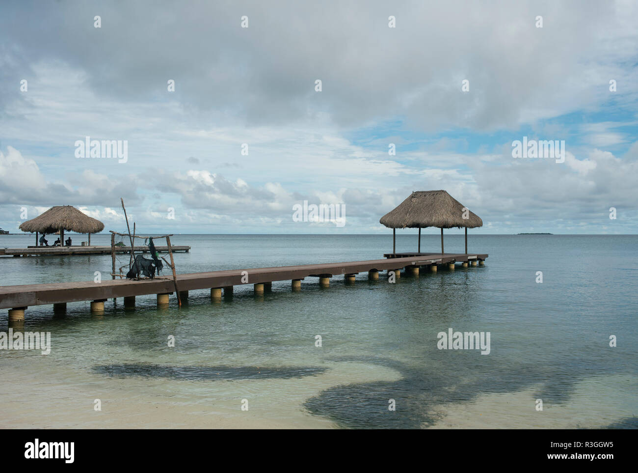 Docks mit Cabana (Strand Pavillons). Einfache seascape Schuß von Isla Grande, Rosario Inseln. Cartagena de Indias, Kolumbien. Okt 2018 Stockfoto
