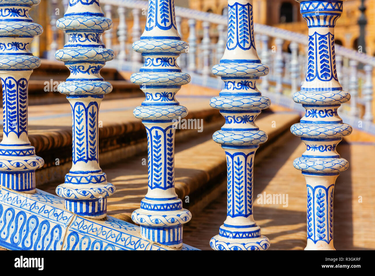 Closeup Bild eines keramischen Geländer einer Brücke am Plaza de Espana in Sevilla, Spanien Stockfoto