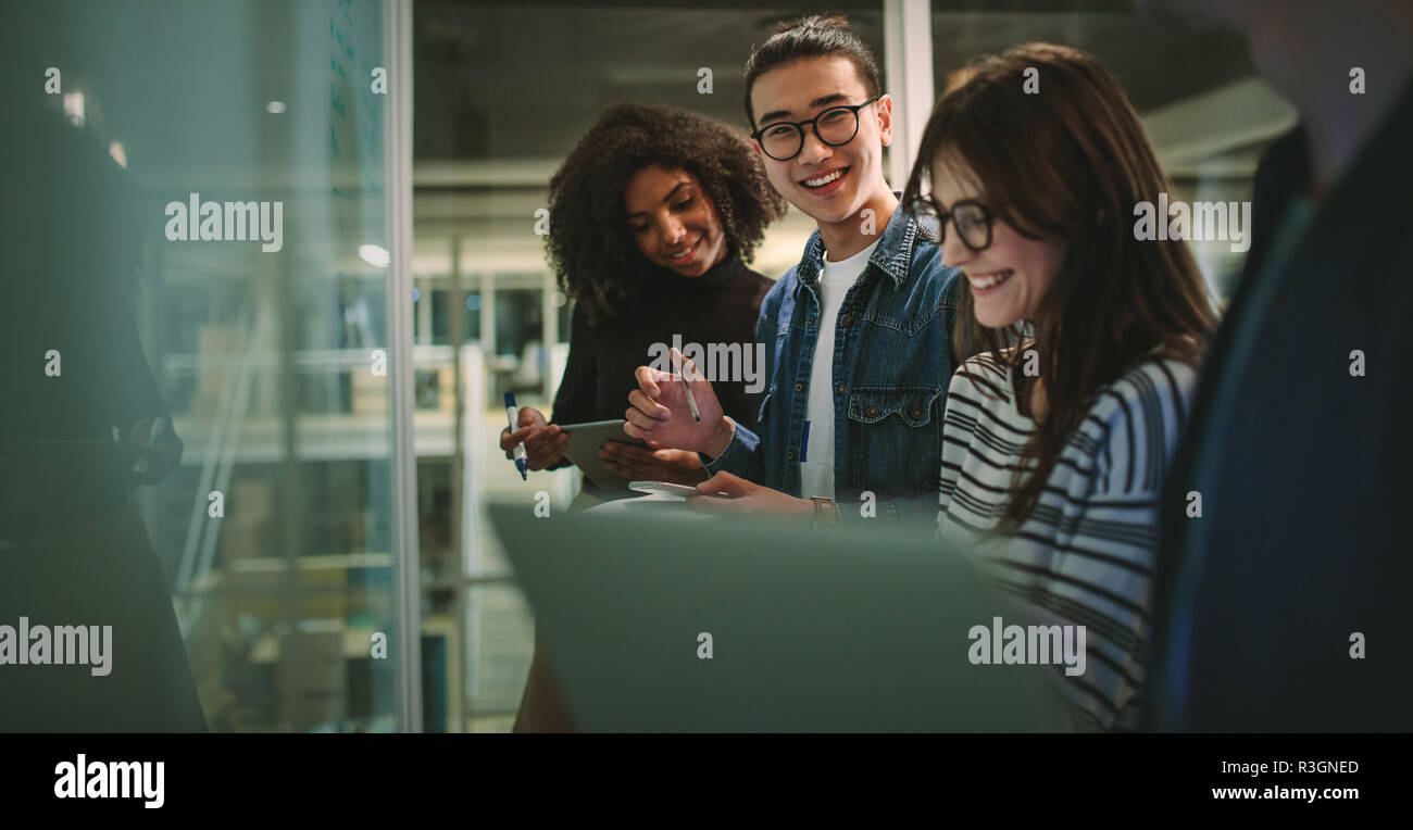 Gruppe von jungen Studenten in Klassenzimmer stehen. Die Studenten genießen, Studium an der Universität. Stockfoto