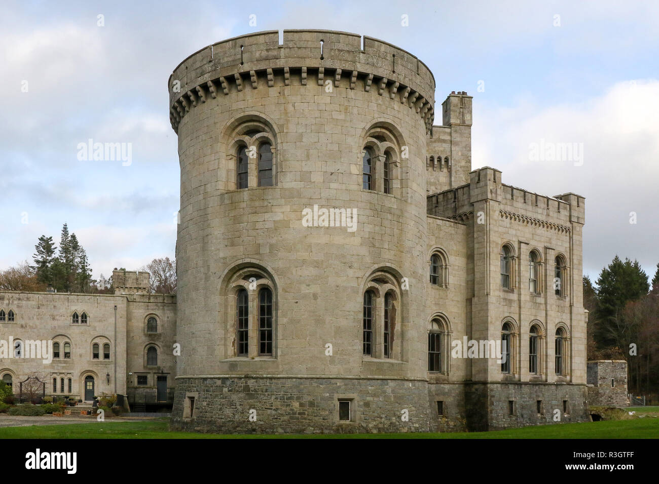 Runder Turm und dem Bau von Gosford Schloss, Gosford Park, County Armagh, Nordirland. Stockfoto