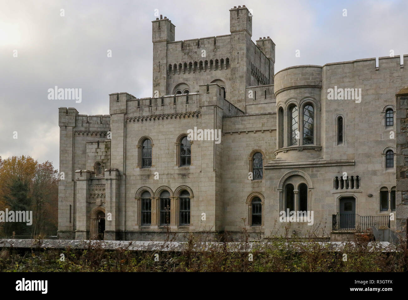 Irish Castle, Wände und Fenster in Gosford Schloss, Gosford Park, County Armagh, Nordirland. Stockfoto