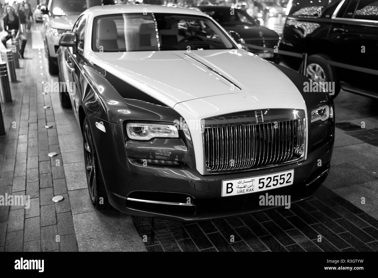 DUBAI, VAE - Dezember 23, 2017: Luxury Car Rolls Royce Wraith neben der Dubai Mall. Rolls Royce ist berühmt teurer Luxus automobile Marke Car Stockfoto