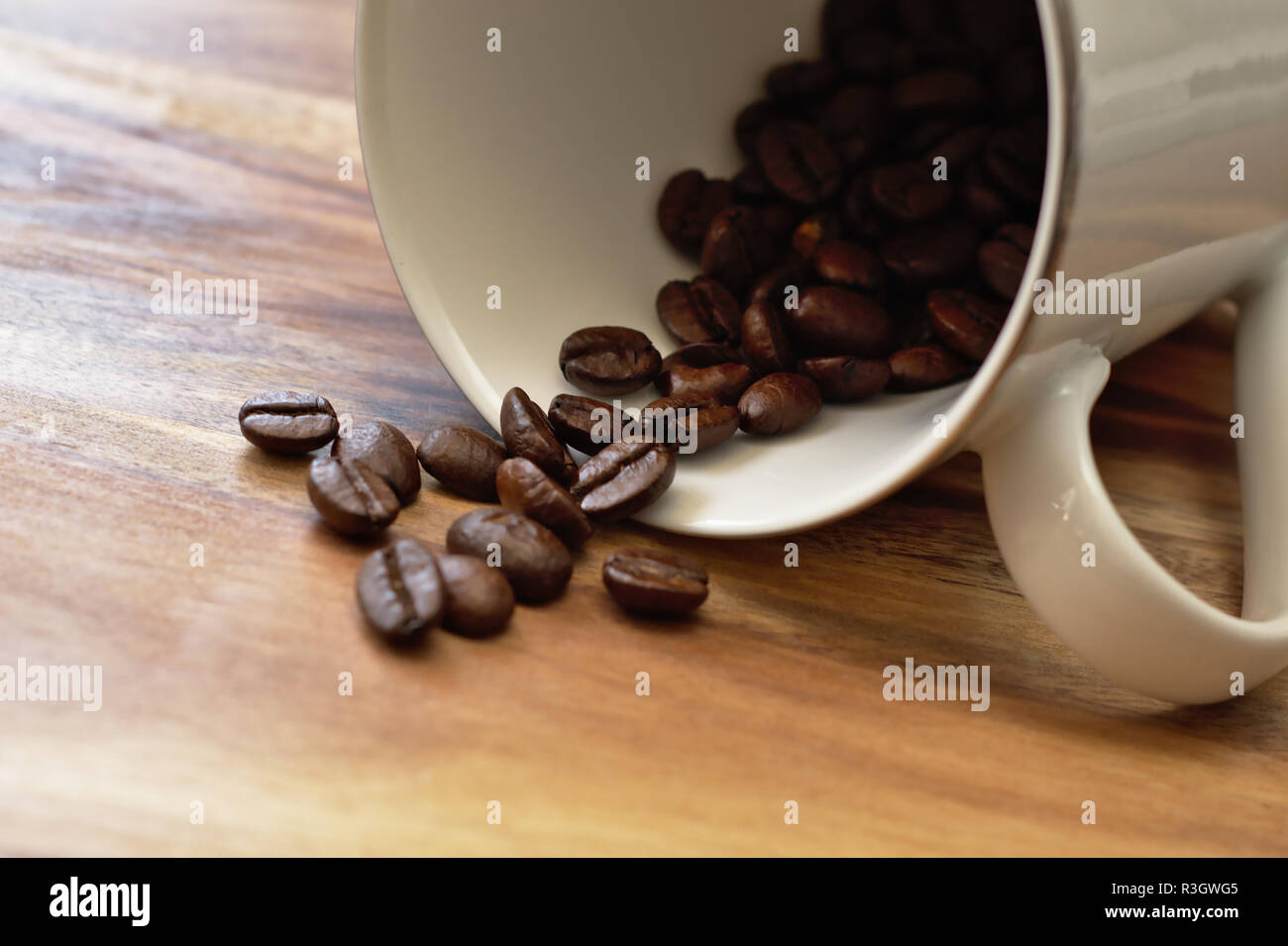 Verschütteter Kaffee Bohnen Stockfoto