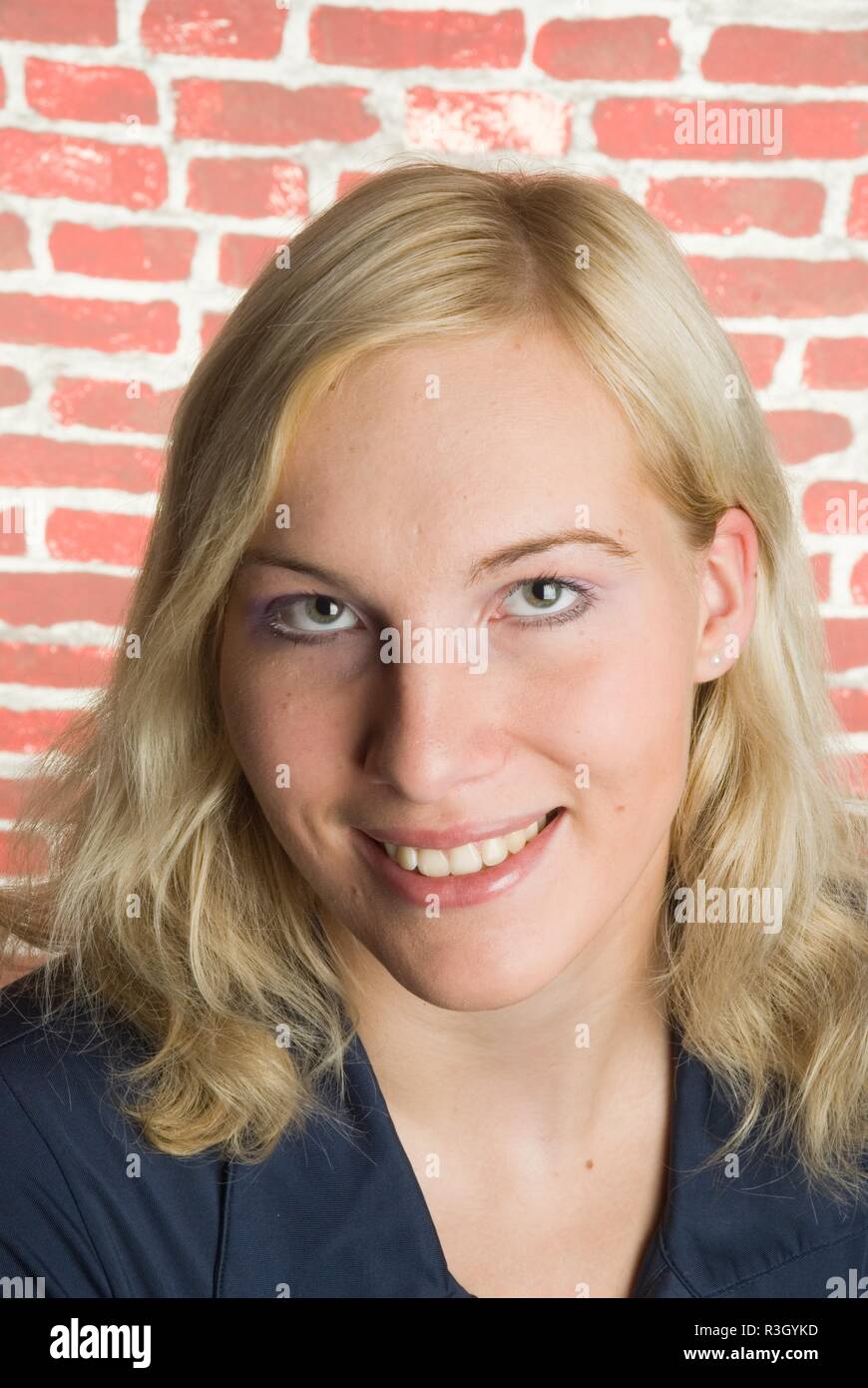 Junge, blonde Frau Stockfoto