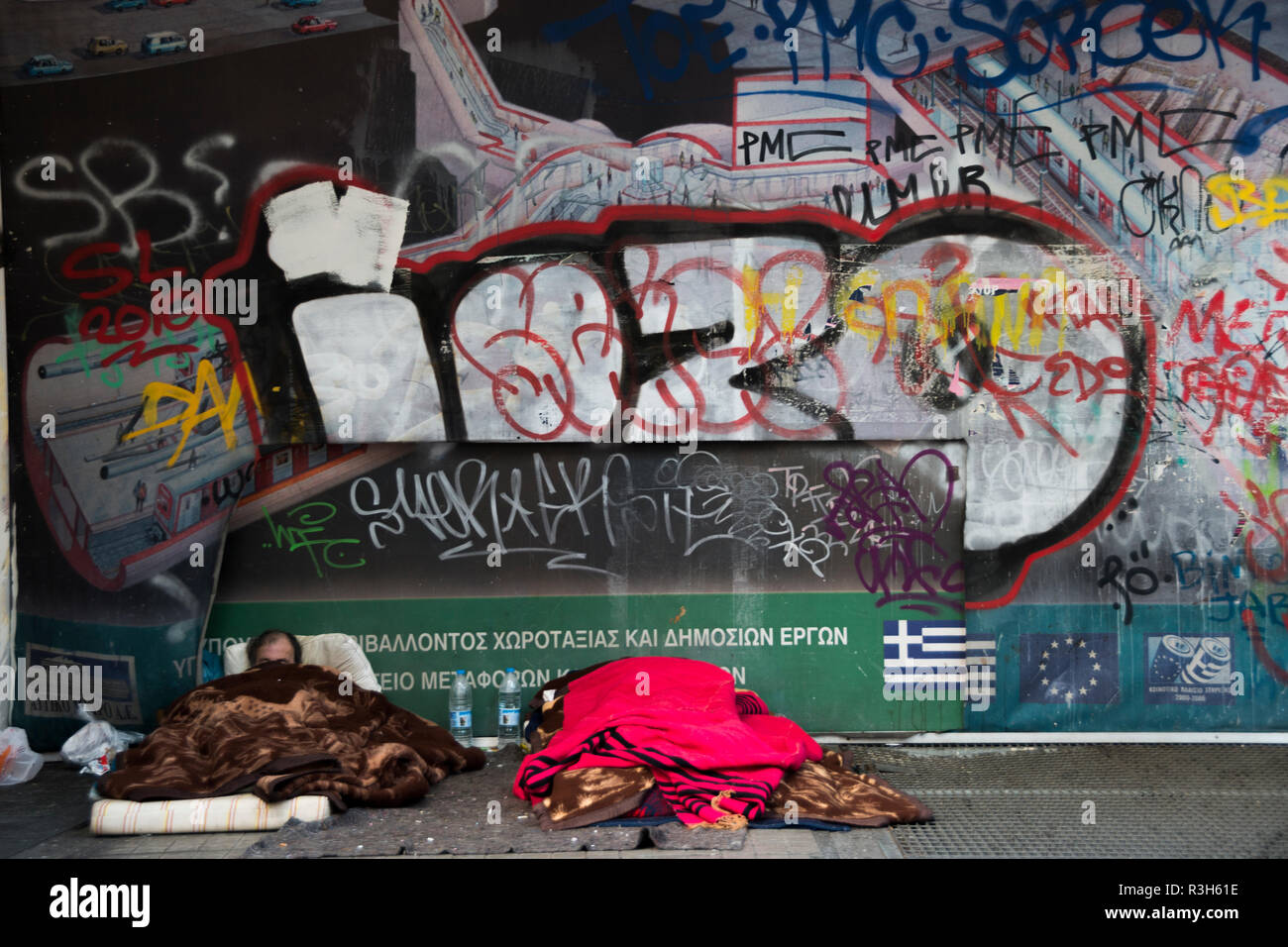 Athen, Griechenland, 2013. Obdachlose schlafen in öffentlichen Platz Stockfoto