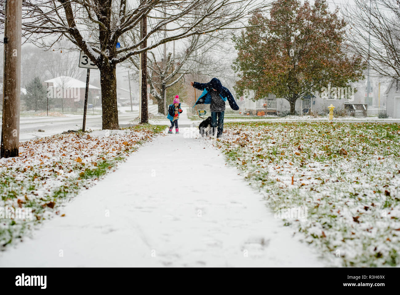 Zwei Kinder spielen im Schnee im Winter in Pennsylvania, USA Stockfoto