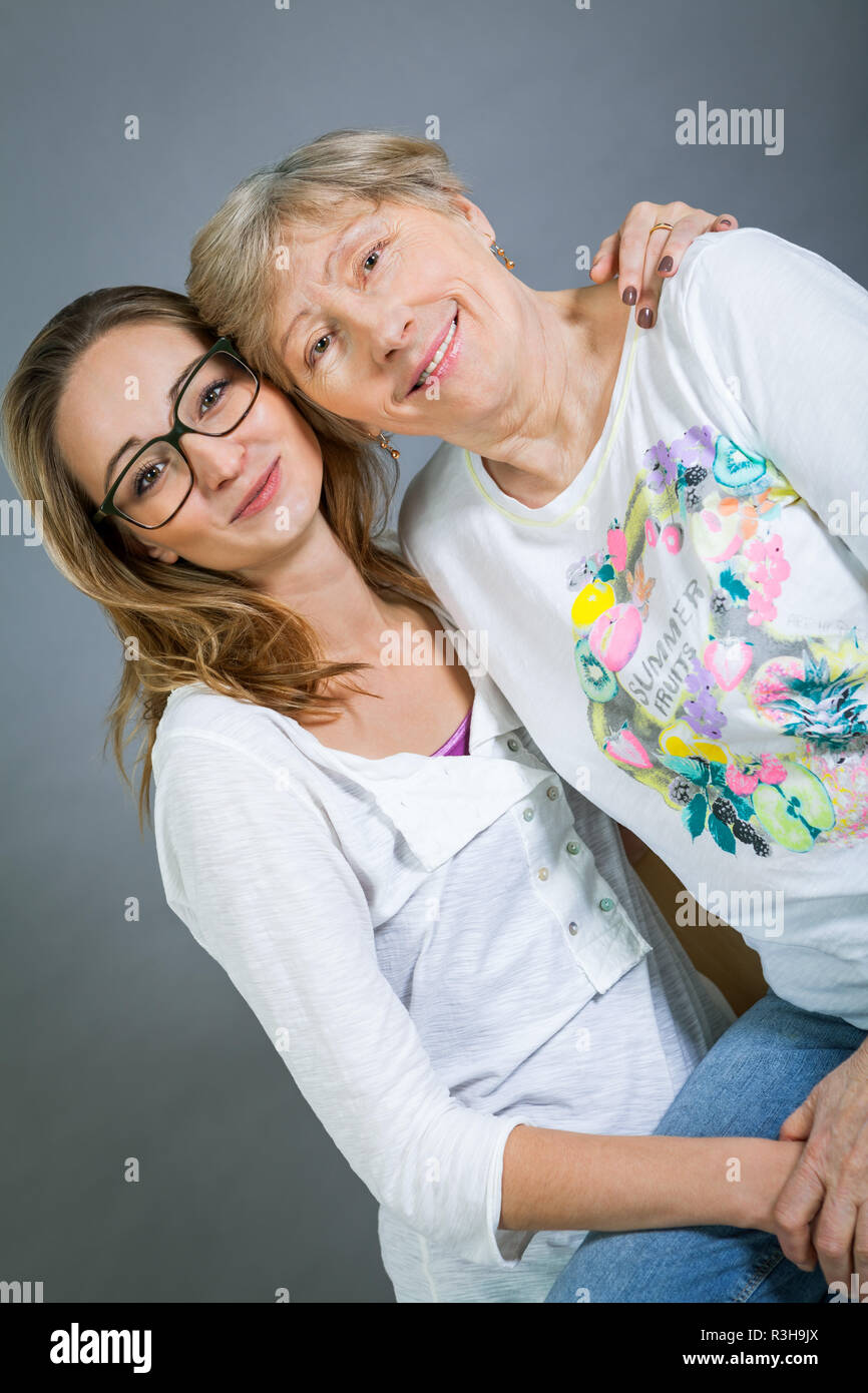 Lachende junge Enkelin mit glücklichen Großmutter Stockfoto