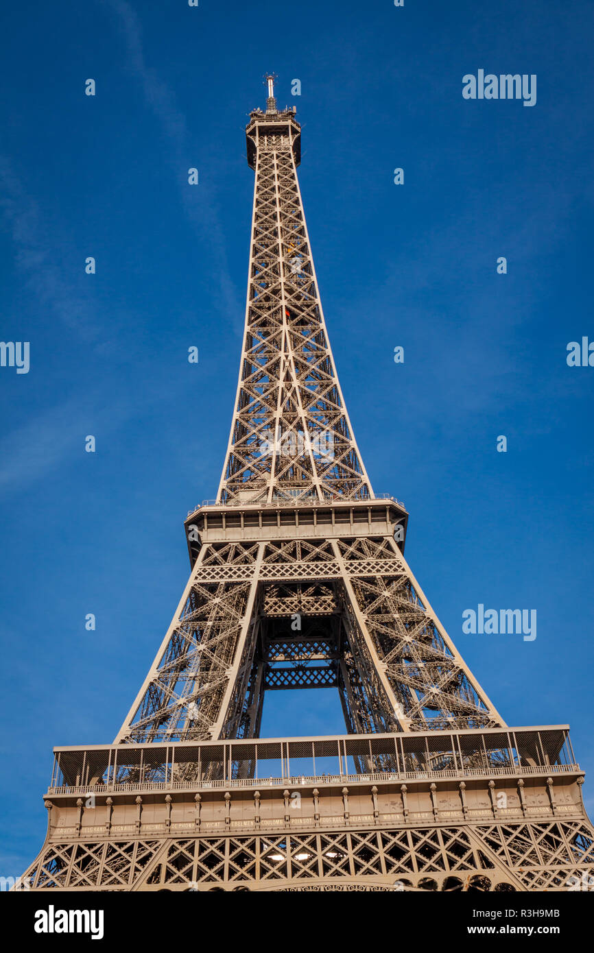 Eiffelturm in Paris gegen den blauen Himmel Sehenswürdigkeit Stockfoto