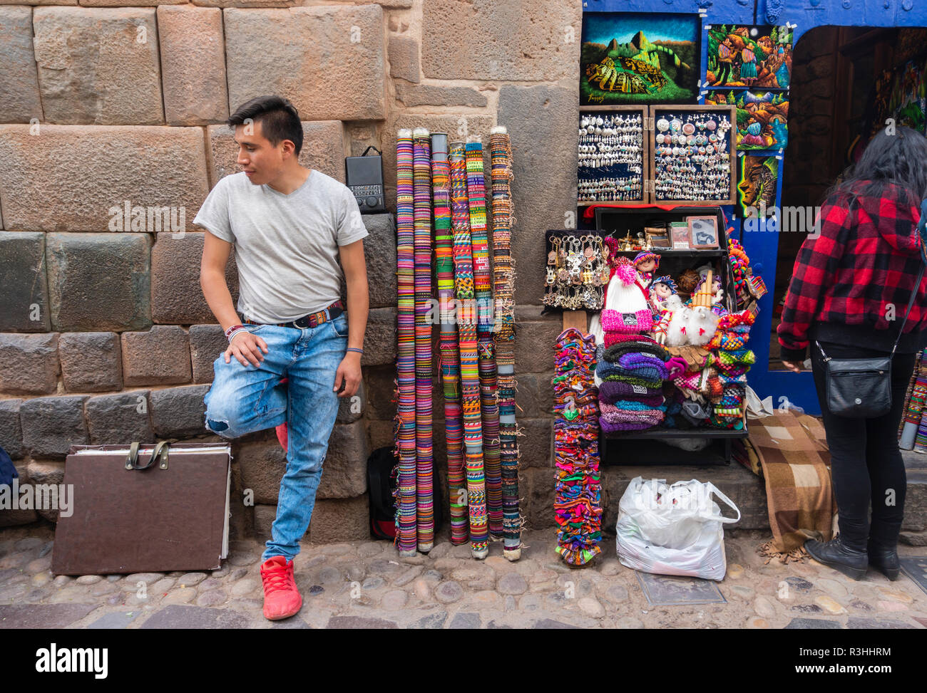 Mann Verkauf von Kunsthandwerk in einer Gasse in Cusco, Peru Stockfoto