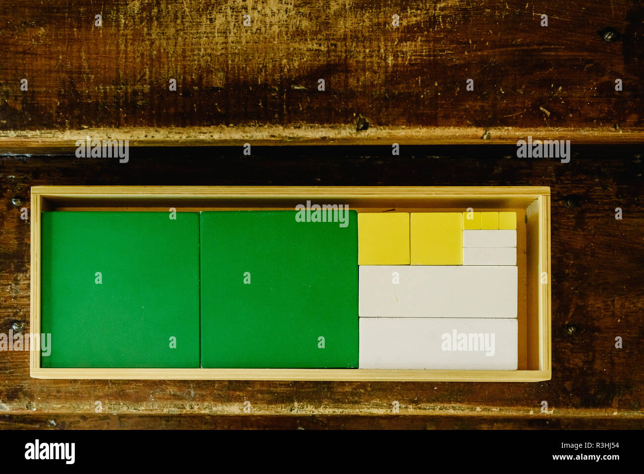 Boxen der Stücke Geometrie lernen und in einem Klassenzimmer Montessori zu zählen Stockfoto