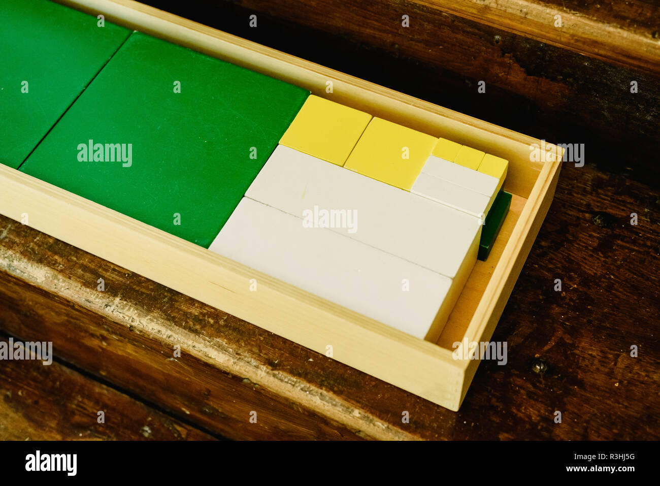 Boxen der Stücke Geometrie lernen und in einem Klassenzimmer Montessori zu zählen Stockfoto