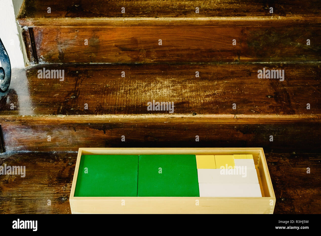 Boxen der Stücke Geometrie lernen und in einem Klassenzimmer Montessori zu zählen Stockfoto