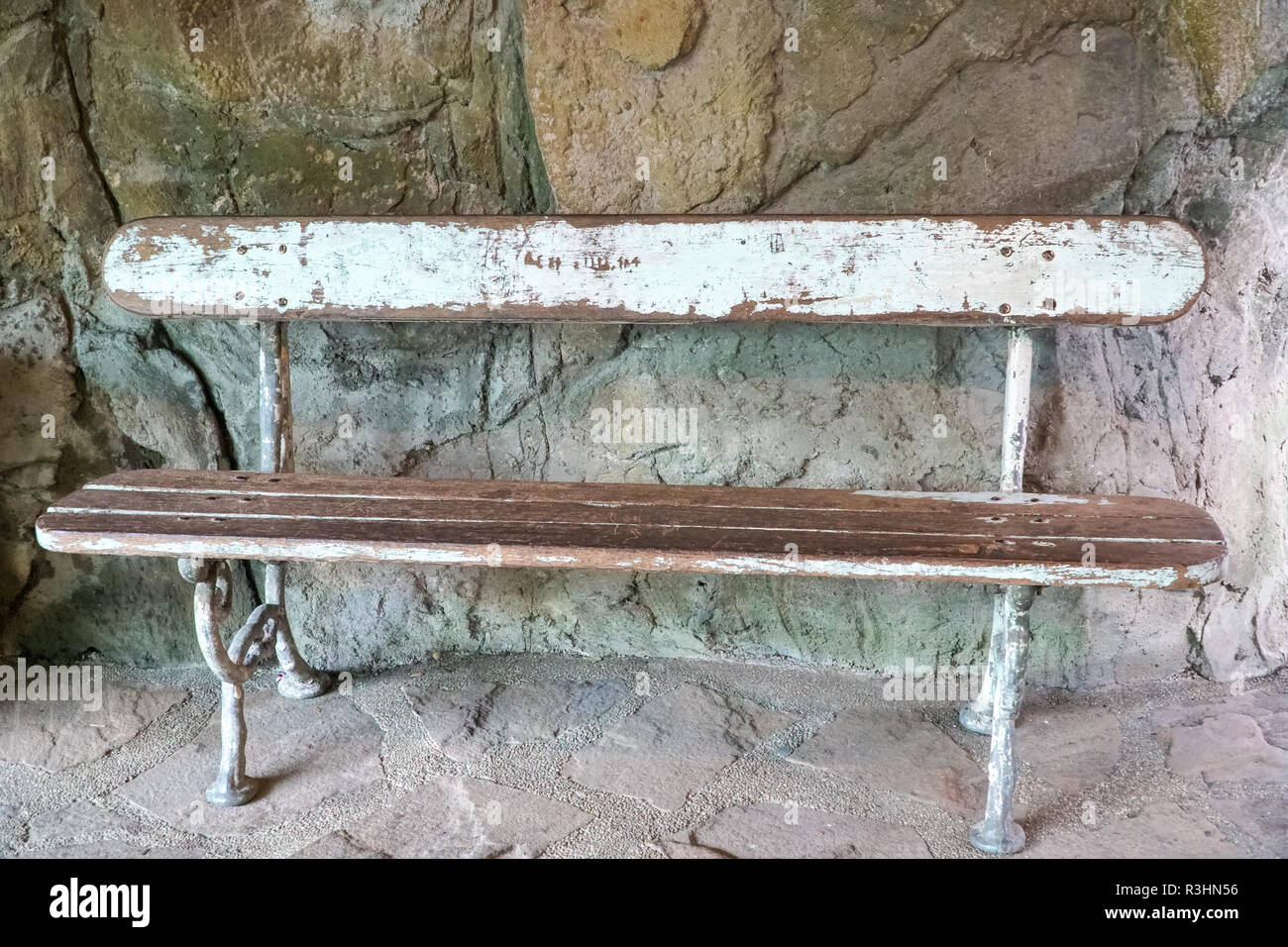 Vintage Holzbank Auf Betonboden Im Garten Stockfotografie Alamy