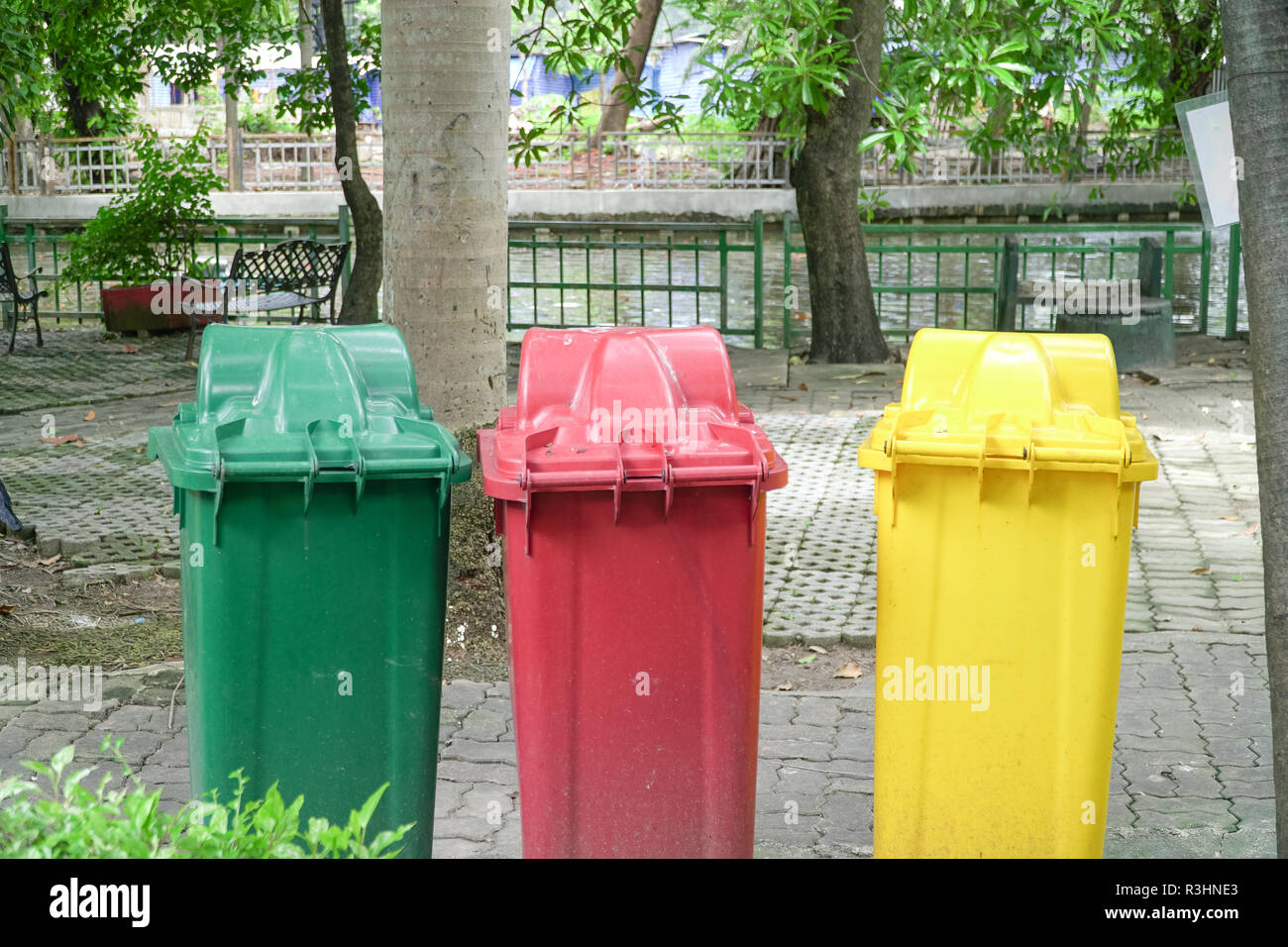 Verschiedene farbige Drei Mülltonnen in der Öffentlichkeit, Umweltschutz Stockfoto