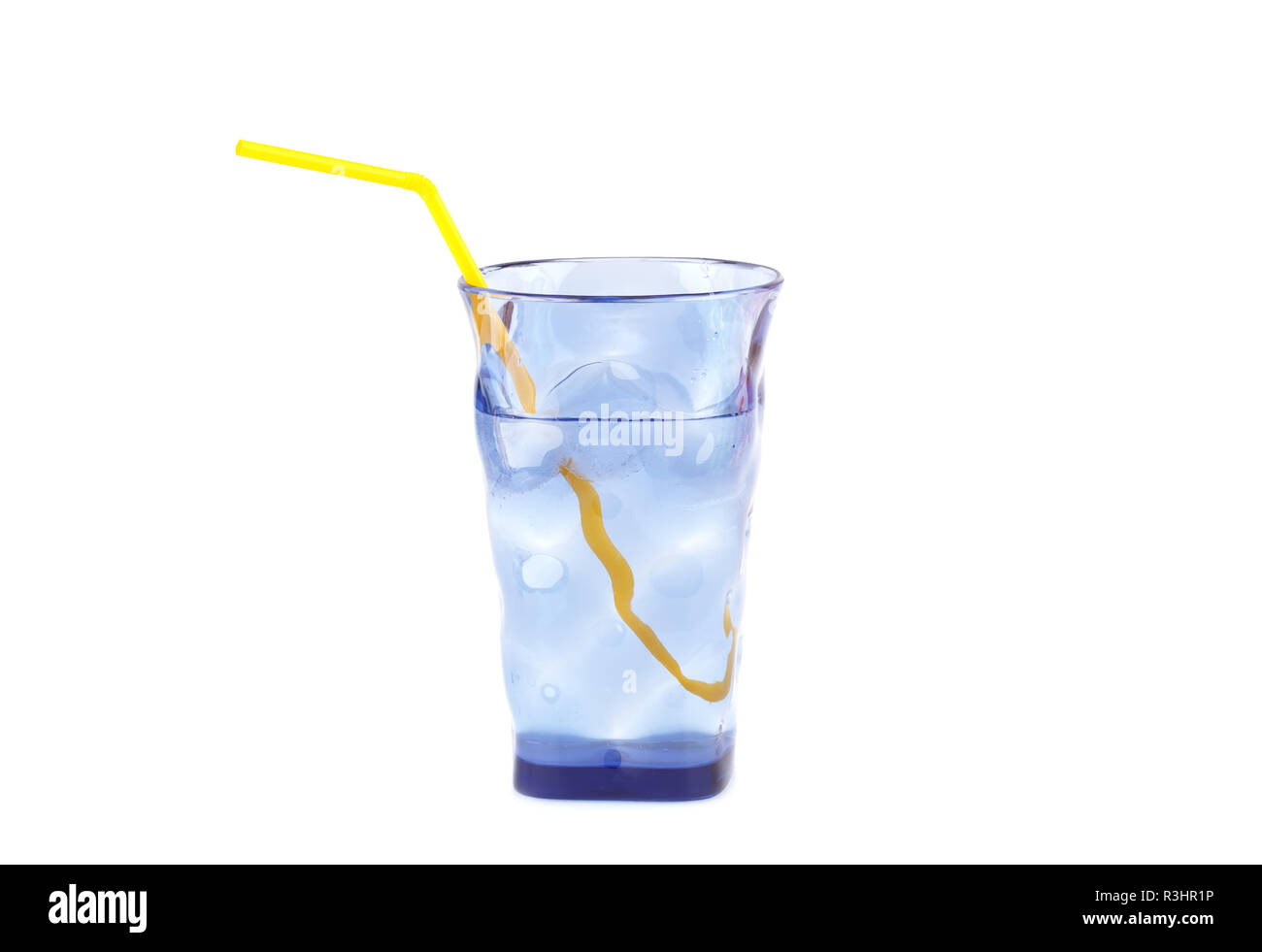 Kunststoff Glas mit Wasser, Eiswürfel und Stroh auf weißem Hintergrund. Stockfoto