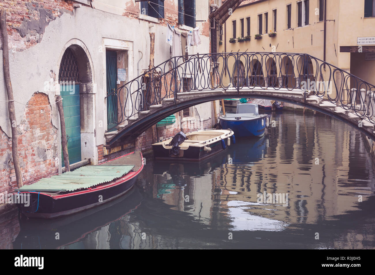 Kleine Brücke und architektonische Fragmente von Gebäuden in Venedig - Italien Stockfoto